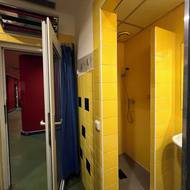 V pokojích byla postel a koupelna. 