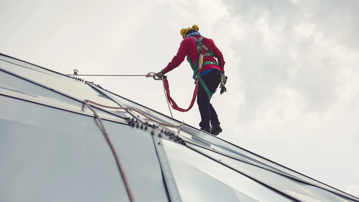 Schody, žebříky a zábrany na střeše jsou důležitější, než si myslíte