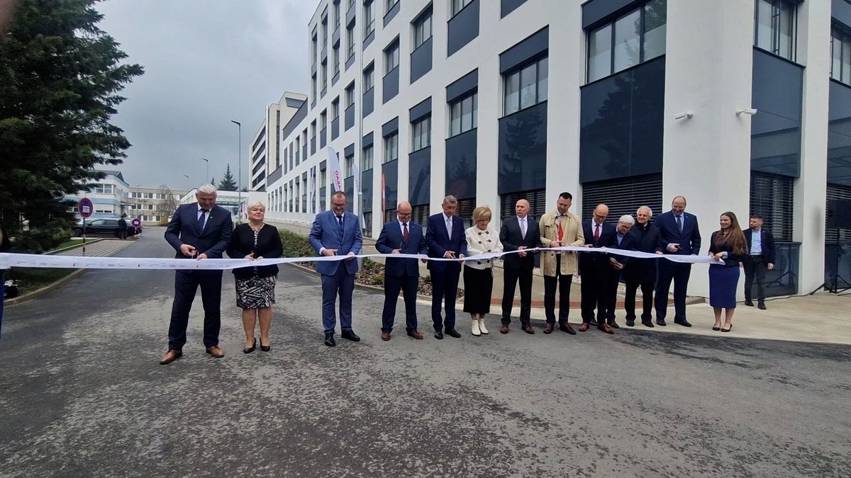 Chybělo 300 milionů, tak jsem řekl Dostálové, uvedl Babiš při otevření nemocnice v Rychnově nad Kněžnou