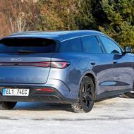 Lehce klesající záď přidává vozu na sportovnosti.