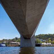 Mostovka s kubistickými prvky má zároveň respektovat okolí a další mosty v metropoli. 