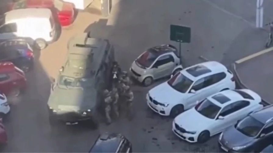 Střelec v Kyjevě pálil do lidí, na místě jsou mrtví a zranění