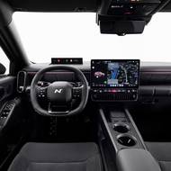 Řidičův displej je umístěný přímo pod hranou čelního okna.