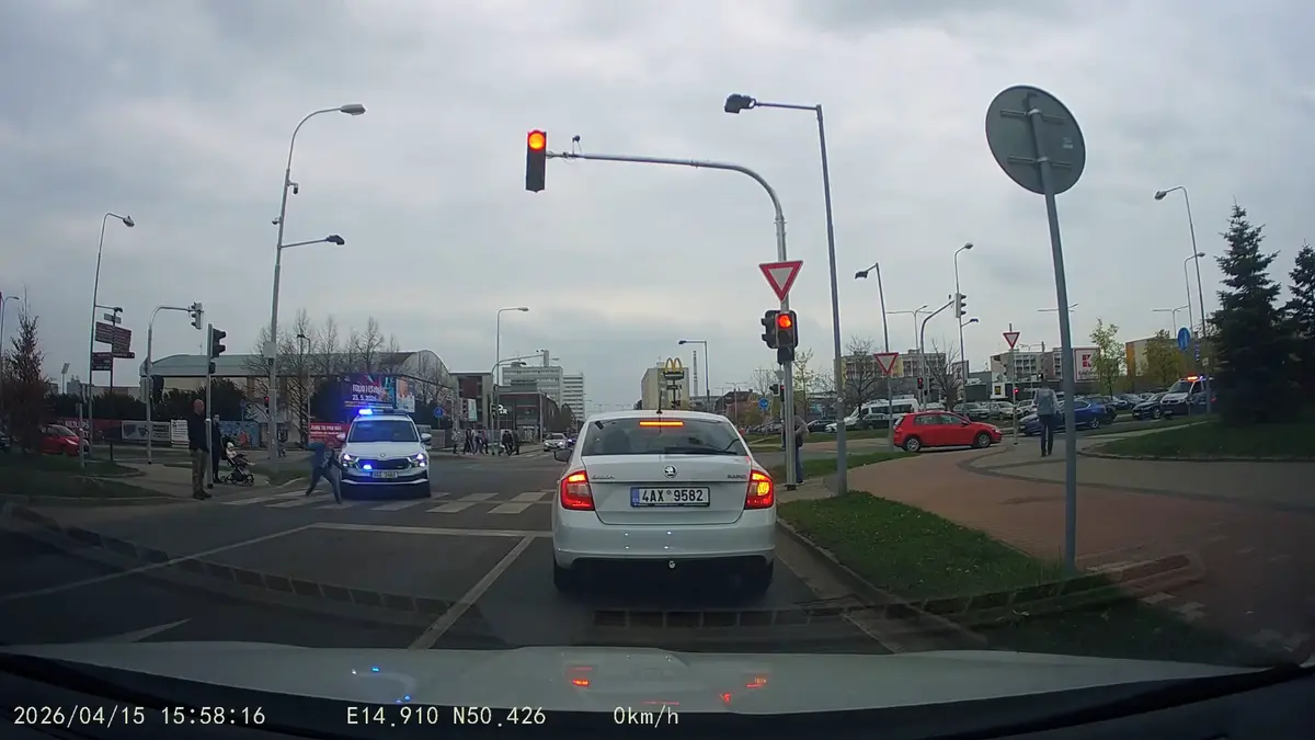 Dítě dvakrát vběhlo před houkající policejní auta v Mladé Boleslavi. Netečný chodec přihlížel