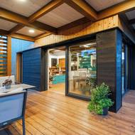 Krytá terasa je přirozeným přechodem mezi interiérem domu a zahradou.