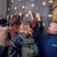 Demonstrace dorazila až před ministerstvo kultury. Protestující sice bušili na dveře, ale nikdo, natož ministr, mezi ně nevyšel. K žádným násilnostem nedošlo. 