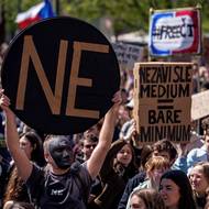 Transparent narážející na hlavní vládní stranu. I Hnutí ANO ale už před volbami mluvilo o změně financování veřejnoprávních médií. 