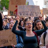 Spousta mladých lidí přišla na demonstraci vybavena transparenty. 