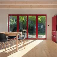 Prostou kuchyňskou linku doplňuje jednoduchý jídelní stůl se čtyřmi židlemi.