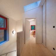 Vnitřní prostor chaty je rozdělen do dvou podlaží.