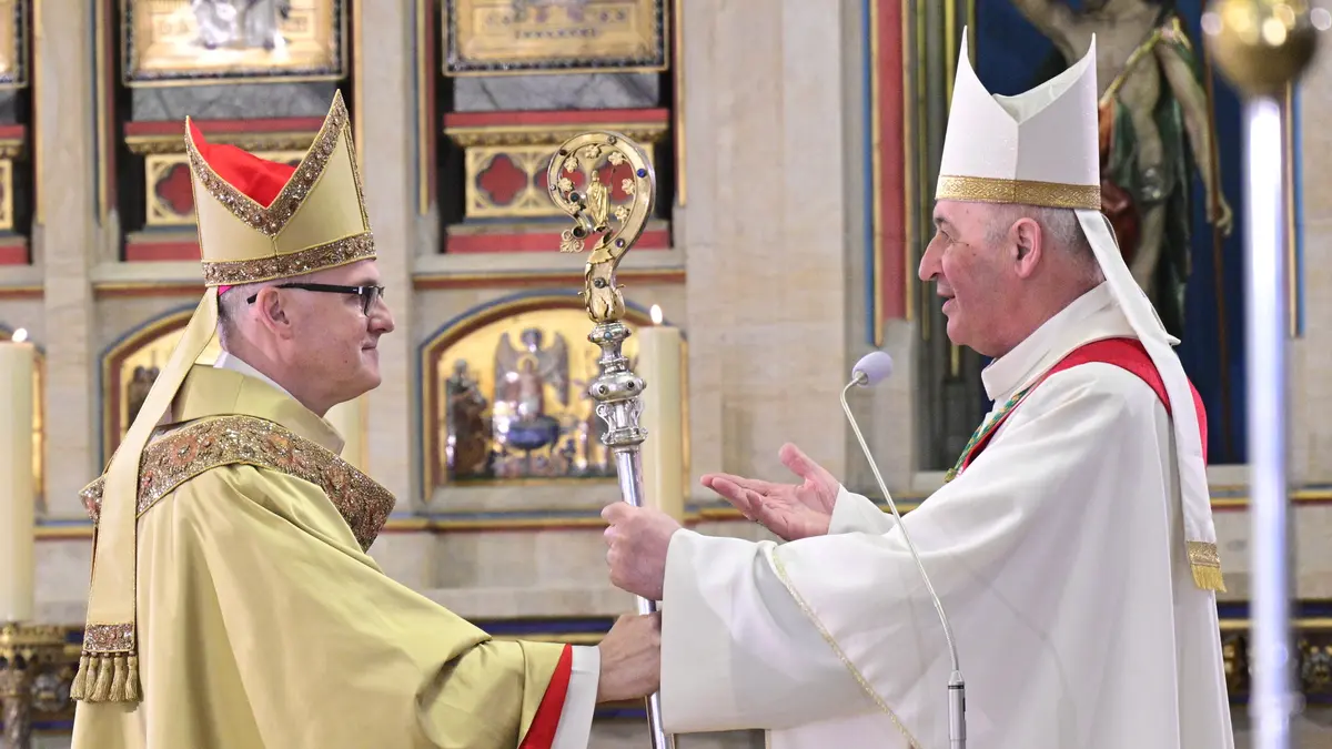Nový arcibiskup Přibyl převzal úřad od svého předchůdce Graubnera