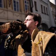 Troubení na Malostranském náměstí.