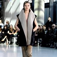 Oversized vesta od Aleše Hnátka, který letos vyhrál v prestižní anketě Czech Grand Design a stal se Módním designérem roku 2025 za své kolekce Wardrobe 2 a Wardrobe 3, které navazují na udržitelný a promyšlený přístup k odívání.