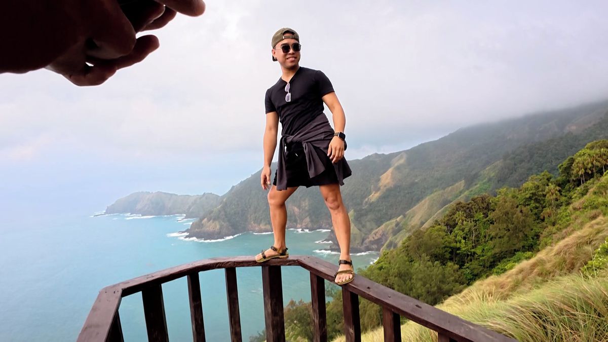 Riskantní suvenýr. Turista na Filipínách balancoval kvůli fotce nad srázem