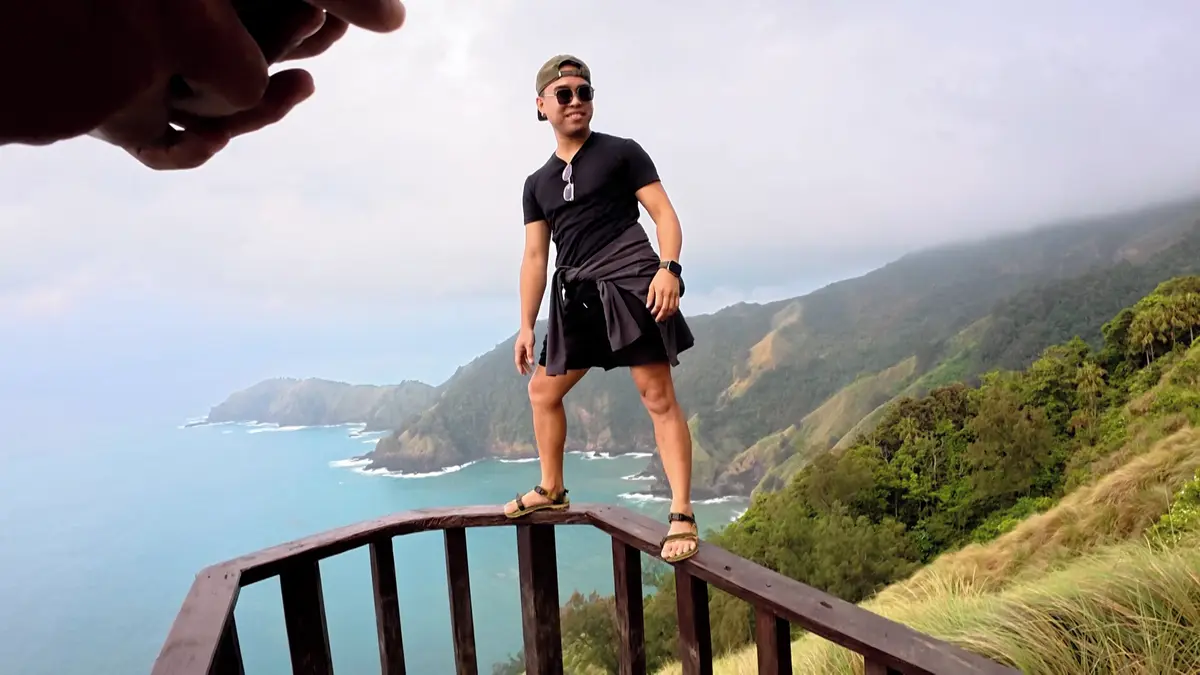 Riskantní suvenýr. Turista na Filipínách balancoval kvůli fotce nad srázem