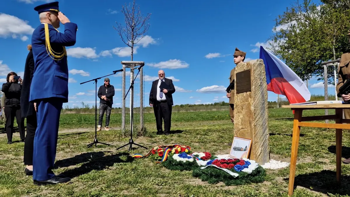 V dubnu 1945 uhořel v kokpitu. Na Uherskobrodsku uctili památku rumunského stíhače
