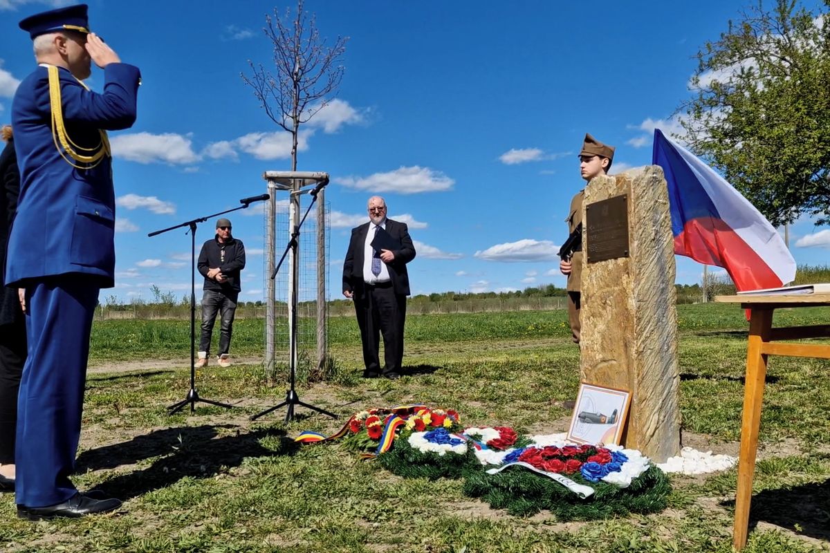 V dubnu 1945 uhořel v kokpitu. Na Uherskobrodsku uctili památku rumunského stíhače