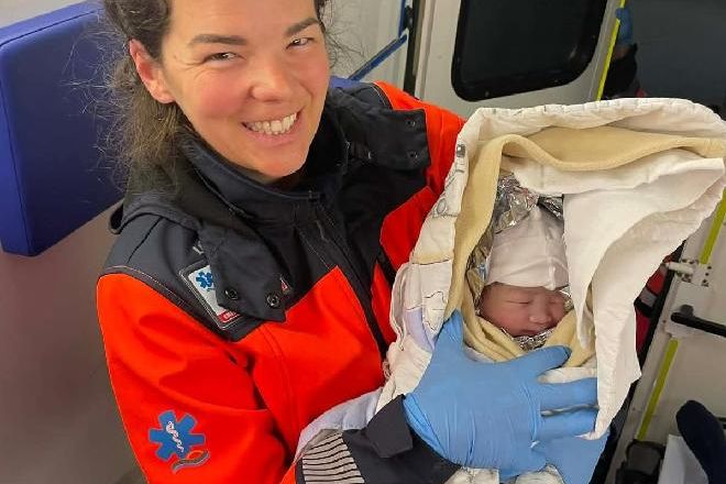 Holčička spěchala na svět, porod v sanitce na Českobudějovicku trval pár minut