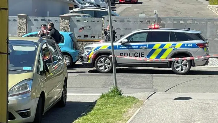 Muž vyhrožuje násilím v Jablonci, policie evakuuje ulici poblíž centra