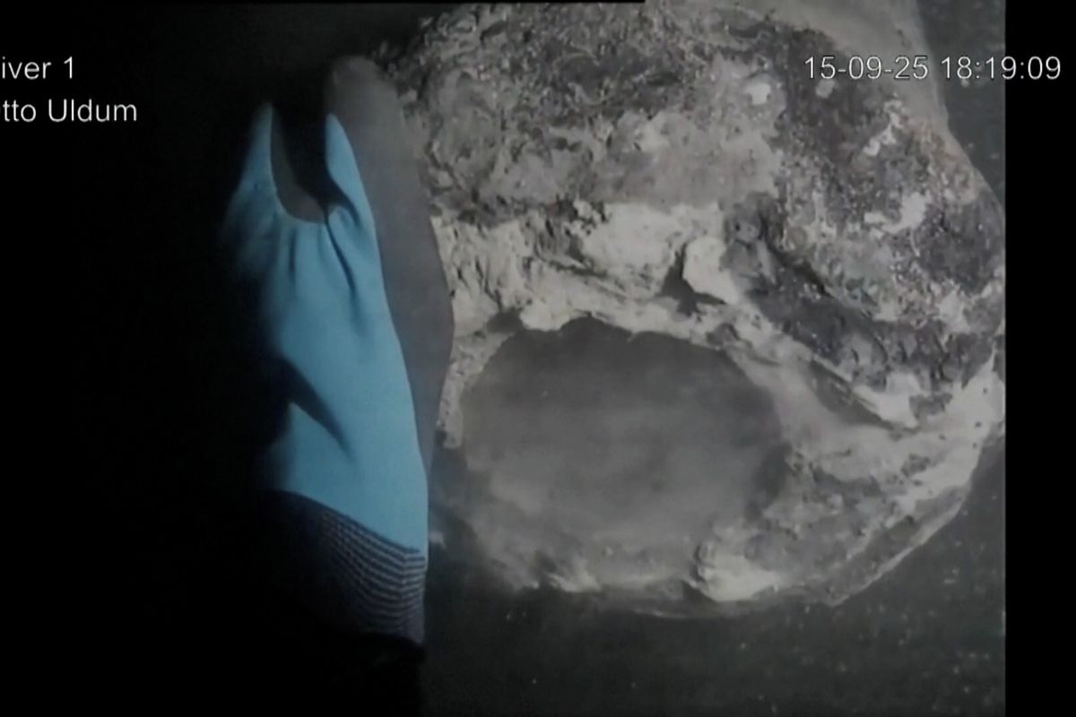 Kosti námořníků, děla a uniformy. Na dně kodaňského přístavu objevili přes dvě stě let starý vrak válečné lodi