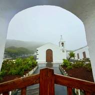 Ermita de la Virgen de los Reyes je poutní kaple na západě, zasvěcená patronce ostrova.