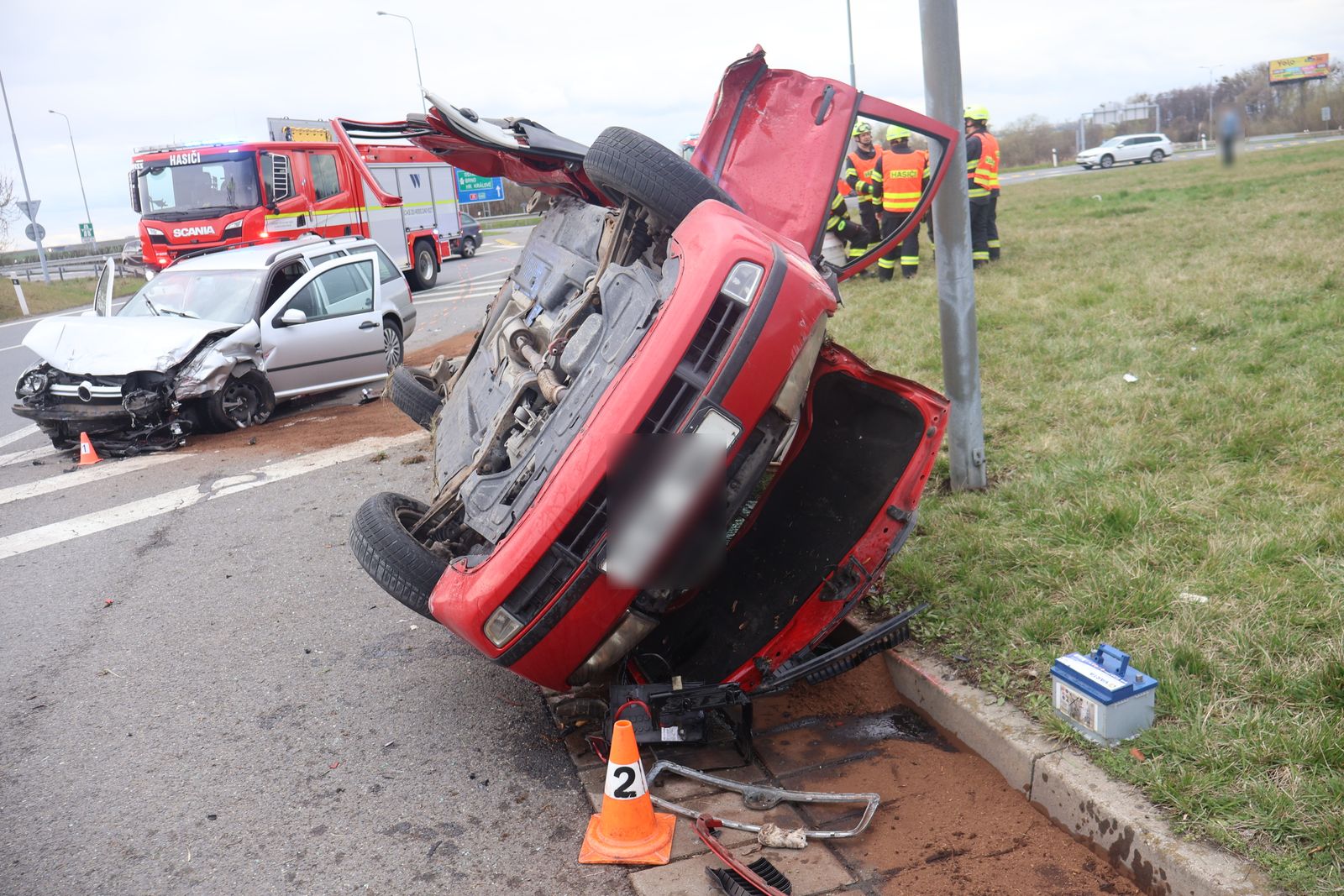 Mladý řidič na kruhovém objezdu v Olomouci nedal přednost, tři lidé skončili v nemocnici