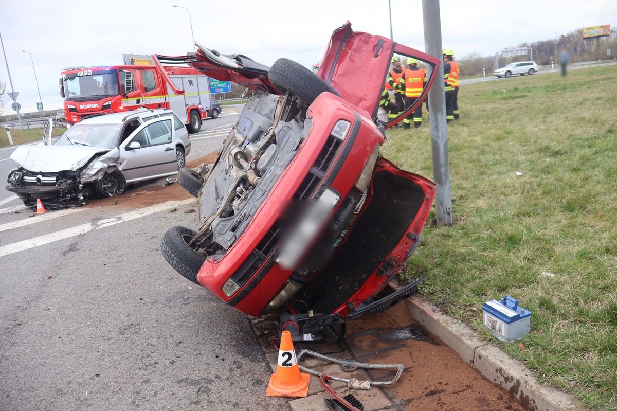 Mladý řidič na kruhovém objezdu v Olomouci nedal přednost, tři lidé skončili v nemocnici