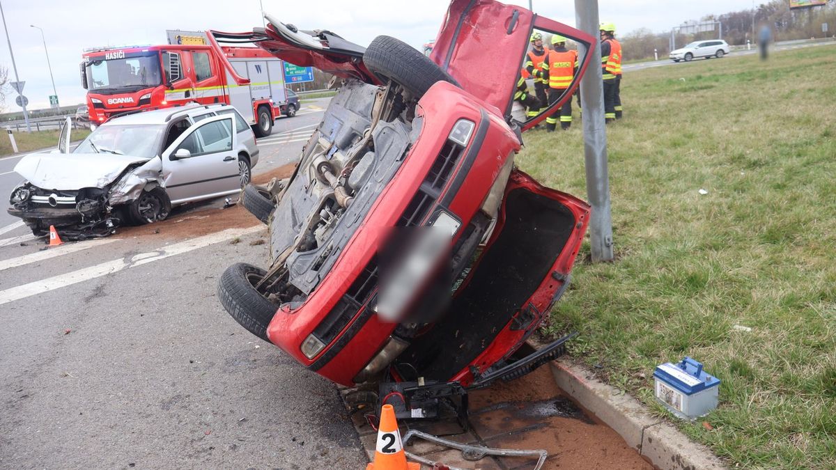 Mladý řidič na kruhovém objezdu v Olomouci nedal přednost, tři lidé skončili v nemocnici