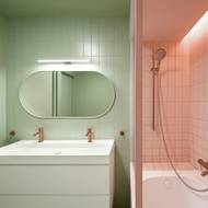 Velmi pěknou volbou jsou měděné prvky logicky propojující růžovou a zelenou barvu.