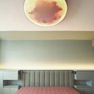 Velmi zajímavým způsobem na sebe navazují růžová část lůžka s lampou v ložnici rodičů.