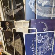 Jemné krajkoví z Vamberka si můžete odvézt i na pohlednicích.