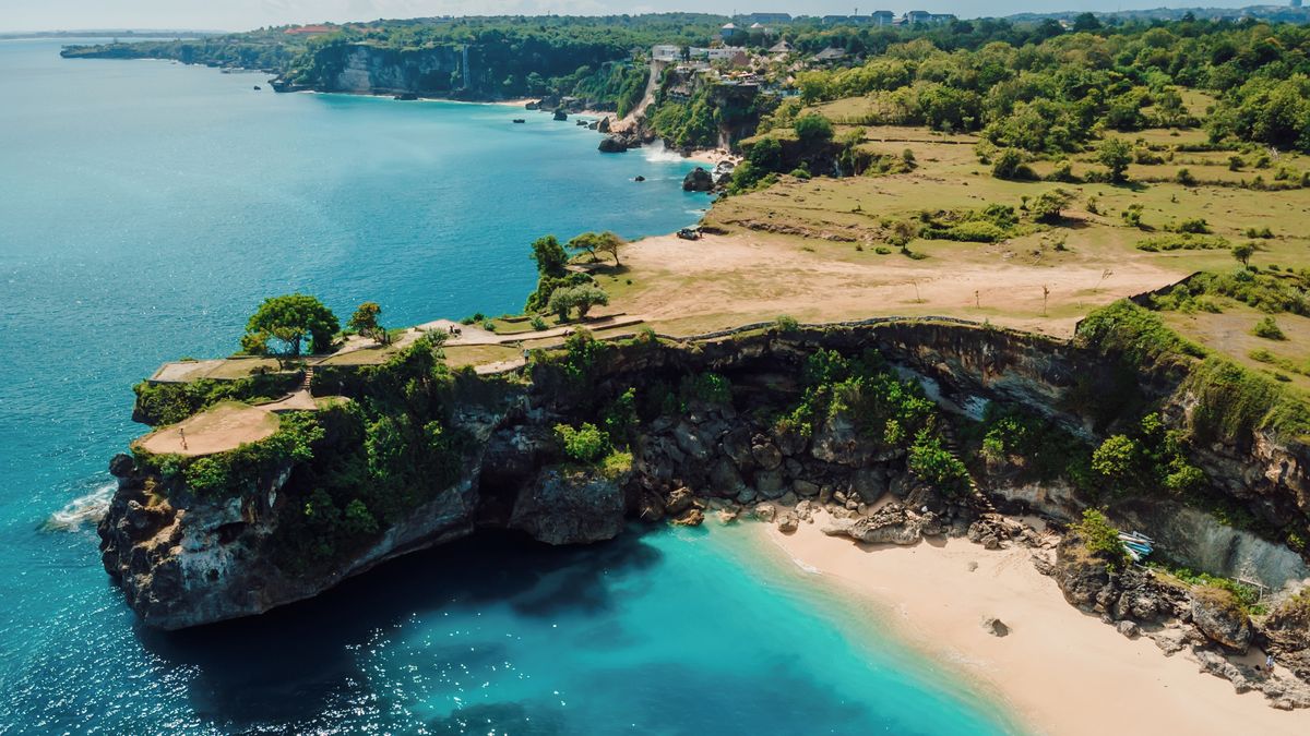 Belgičan skočil na Bali z rozjeté motorky z útesu do oceánu a klip zveřejnil. Na letišti jej zatkla policie