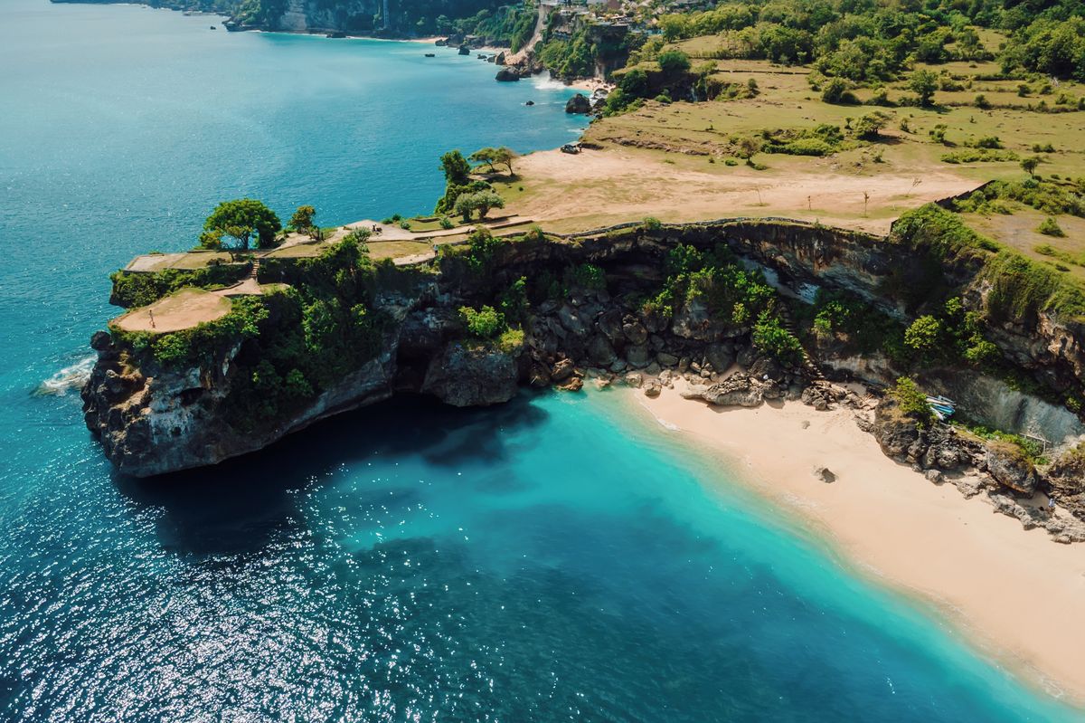 Belgičan skočil na Bali z rozjeté motorky z útesu do oceánu a klip zveřejnil. Na letišti jej zatkla policie