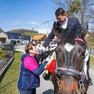 Místní se většinou políbení kříže nevyhýbají.