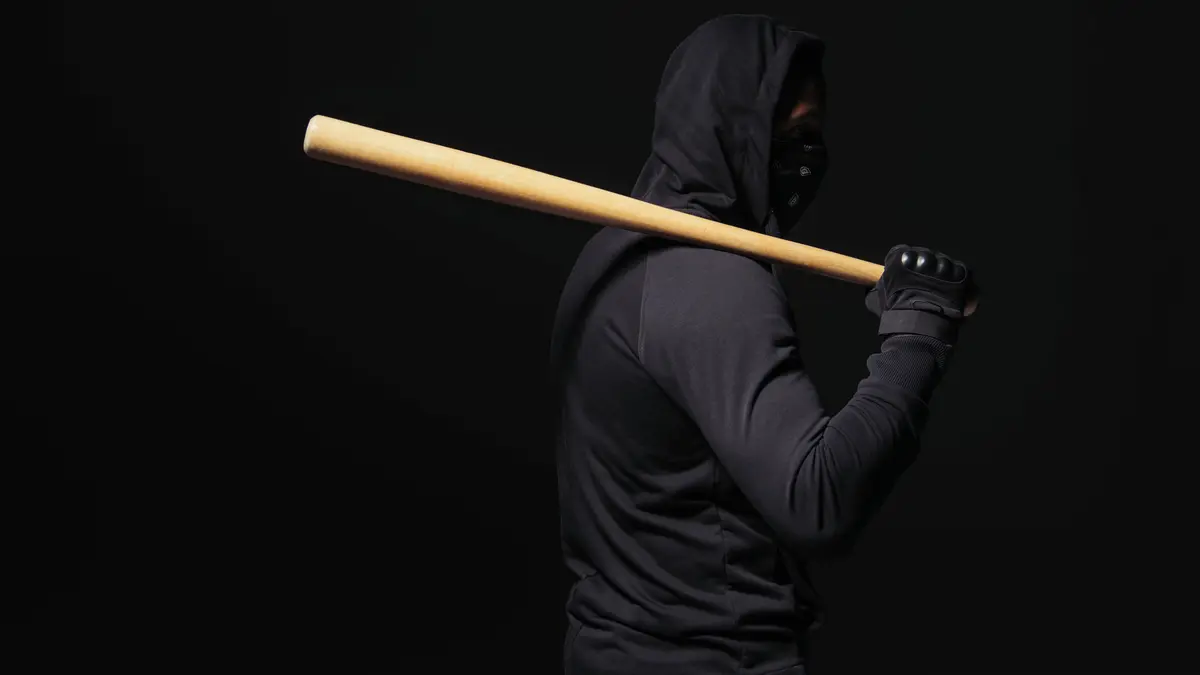 Mladík zmlátil baseballovou pálkou prodavačku v Benešově. Utekla mu, jeho dopadla policie