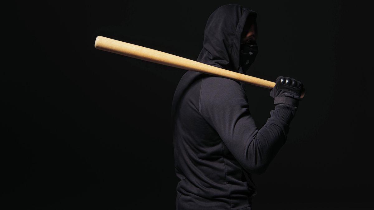 Mladík zmlátil baseballovou pálkou prodavačku v Benešově. Utekla mu, jeho dopadla policie