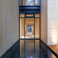 Voda pomáhá ochlazovat interiér v horkých dnech.