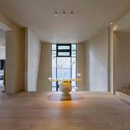 Interiér krášlí četné umělecké předměty.