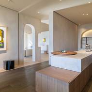 Zaoblené tvary různých prvků interiéru vycházejí částečně z principu feng-šuej.