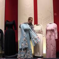 Večerní bleděmodré šaty s motivem třešňových květů z roku 1975 měla na sobě královna během státní návštěvy Japonska.