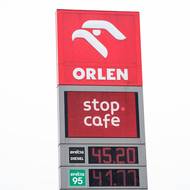 Po pádu vládních limitů na ceny pohonných hmot se přizpůsobily i ceny na „totemech“ pump. 