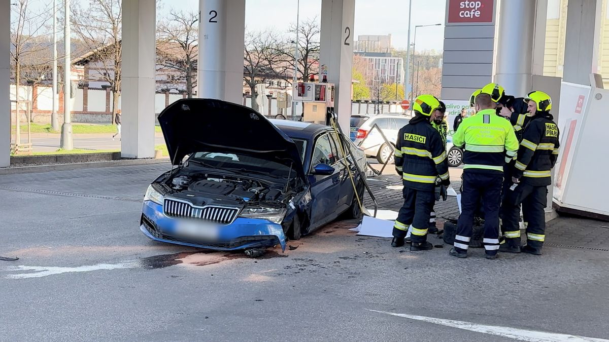 Řidič naboural auto do čerpací stanice v Praze