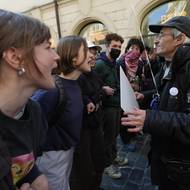 Oba tábory příznivců i odpůrců se setkaly po poledni na Národní třídě a poté mezi nimi došlo opakovaně ke střetům i v přilehlých ulicích v centru metropole.