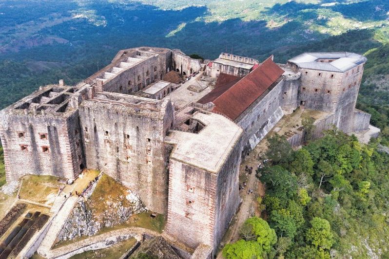 Nejméně 30 mrtvých po tlačenici na Haiti