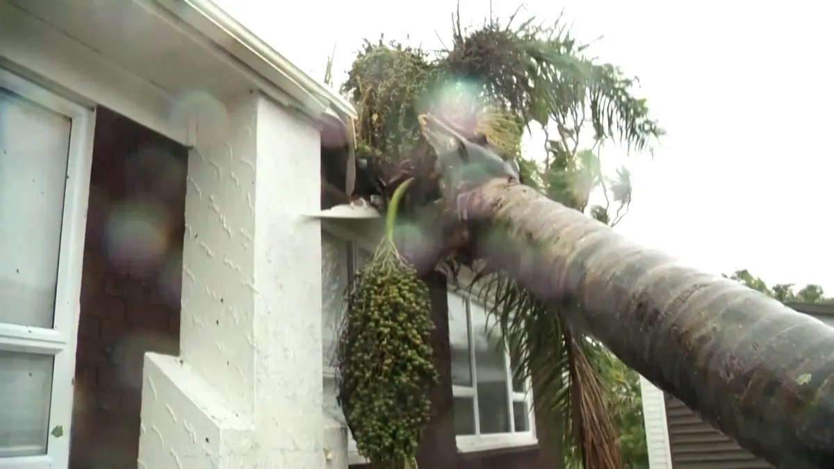 Život ohrožující cyklóna s větrem o rychlosti přes 130 km/h pustošila Nový Zéland