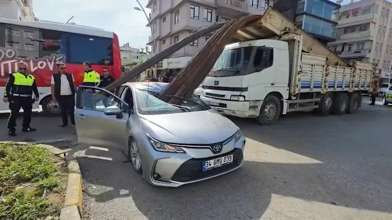 Ocelové tyče sklouzly z náklaďáku a prošpikovaly čelní sklo osobního auta. Svědek v Turecku natáčel