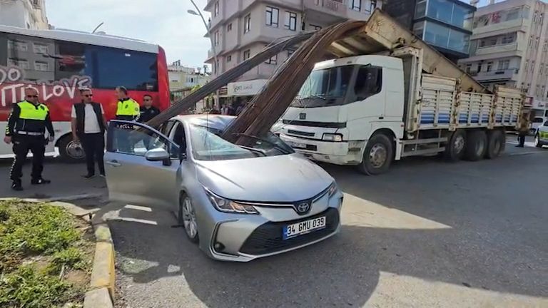 Ocelové tyče sklouzly z náklaďáku a prošpikovaly čelní sklo osobního auta. Svědek v Turecku natáčel
