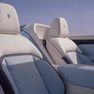 Posádka by měla být příjemně obklopena, díky čemuž by ji při jízdě bez střechy nemělo obtěžovat ani proudění větru.