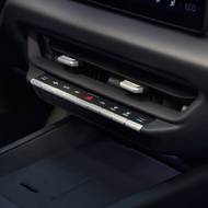 Teplotu je možné nastavit jak na infotainmentu, běžícím na platformě Android, tak fyzickými tlačítky.