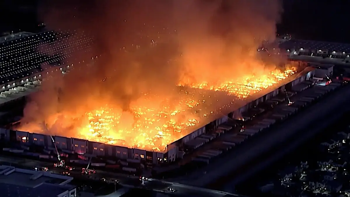 Pracovníkovi v Kalifornii nechtěli zvýšit plat, tak zapálil velkosklad s toaletním papírem. Škoda 10 miliard